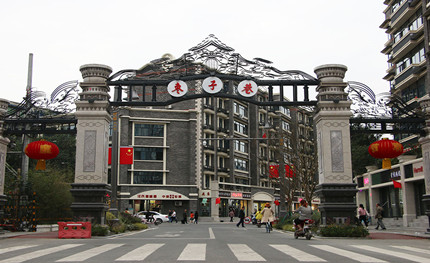 5G基站、紅綠燈等與路燈合桿，讓成都這個(gè)特色街區(qū)更有特色
